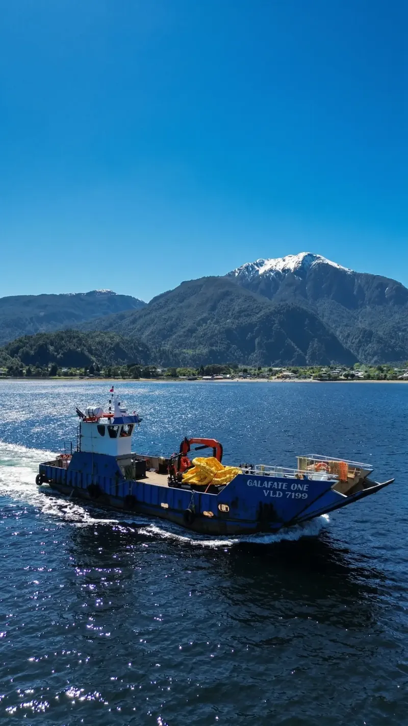 Embarcación AustralRov operando en el sur de Chile